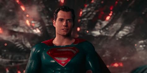 Snyder explained that the black suit makes more sense to the plot because it's part of superman's resurrection, and the traditional blue back in 2019, snyder had already shown a version of the black suit from the snyder cut that had not ended up in the justice league movie directed by joss whedon. Henry Cavill Wants to Keep Being Superman in the Snyder ...