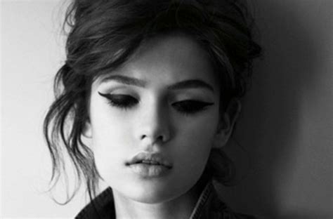La nuova pazza idea di applicare l'eyeliner con un filo interdentale. 20 Trucchi Che Dovresti Sapere Per Mettere Bene L'Eyeliner ...