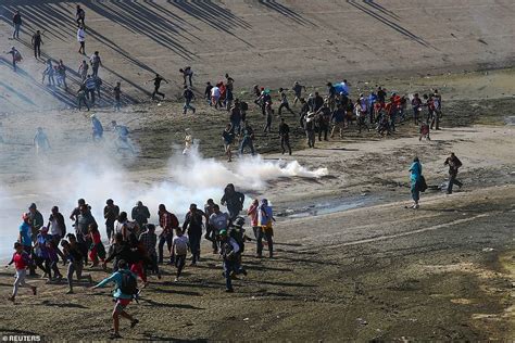 Us Agents Fire Tear Gas And Rubber Bullets At Caravan Migrants Daily Mail Online