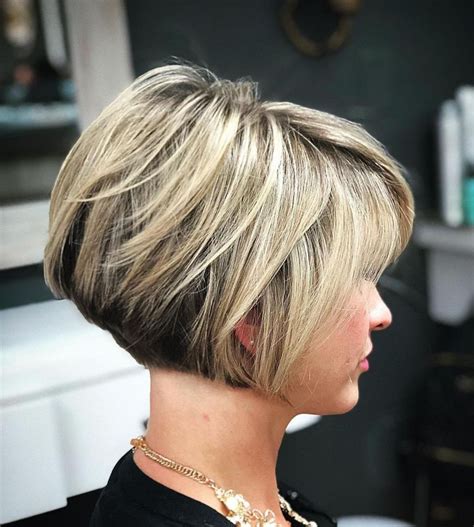 Jaw-Length Stacked Layered Bob | Cabelo curto chique, Cabelo, Cabelo