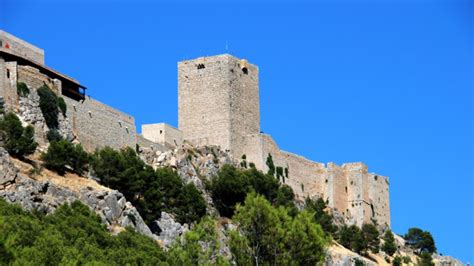 La entrada al castillo se realiza a través de un pórtico con arco de medio punto sobre columnas y escudos familiares en las enjutas. Conoce la historia del Castillo de Jaén
