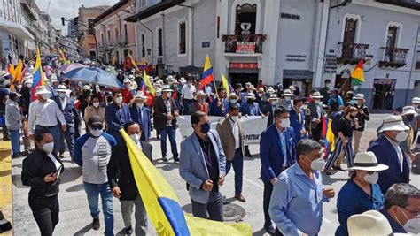 Un total de 30 alcaldes y 172 representantes están siendo beneficiados con licencias con sueldo, según información de la contraloría general de la república. Alcaldes de Ecuador marchan en Quito contra el recorte ...