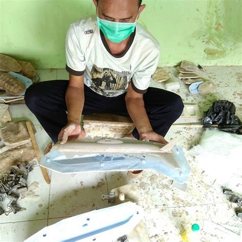 Sampaikan, hadiahkan, ungkapkan dengan karikatur, bisa untuk kado pernikahan, kado ultah, kado. Karikatur pesawat ATR Bahan : 100 %... - Souvenir miniatur ...