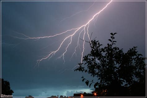Als kugelblitz bezeichnet man eine wissenschaftlich nicht bestätigte, kugelförmige leuchterscheinung meist in der nähe eines gewitters. Kugelblitz Foto & Bild | gewitterfotos, wetter ...