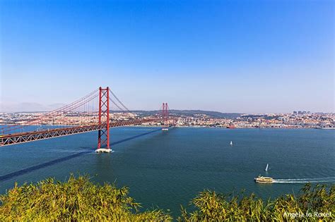 Blick vom flugzeug auf die brücke. Rote Hängebrücke in Lissabon