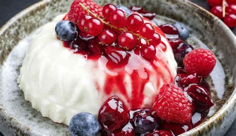Il biancomangiare si presume abbia origini francesi, visto che le numerose varianti presenti nei ricettari. Biancomangiare ricetta originale | Dolce facilissimo e goloso