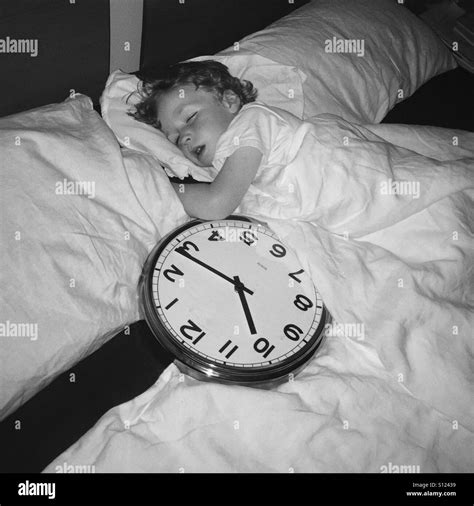 Junge 5 Jahre Schlafen Im Bett Mit Einer Großen Wanduhr Deutschland Stockfotografie Alamy