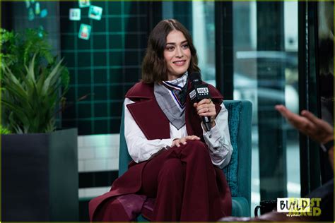 Lizzy Caplan Says Janis Ian Was The Villain In Mean Girls Photo