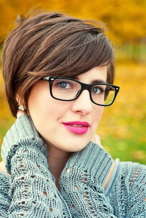 20 Photos Short Haircuts For People With Glasses