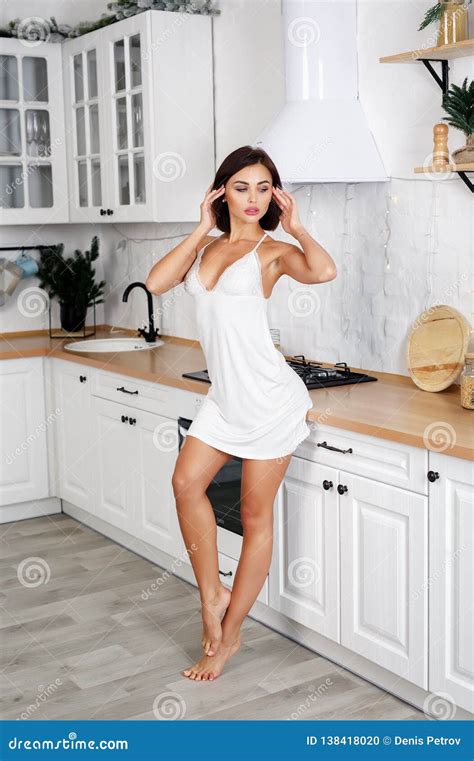 Mulher Maravilhosa Em Uma Lingerie Na Cozinha Foto De Stock Imagem De Fundo Povos