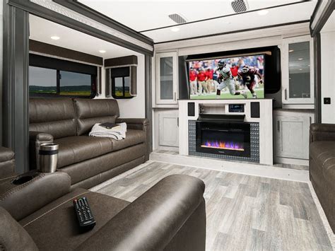 Montana 5th Wheel With Front Living Room