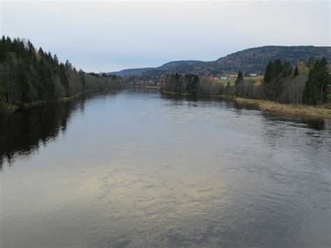 Numedalslågen er en elv som har sine øverste kilder sentralt på hardangervidda i vestland fylke og renner gjennom numedal/lågendalen i fylkene viken og vestfold og telemark og ved kvelde i larvik går numedalslågen i store slynger over en vid elveslette. Numedalslågen | View of Numedalslågen, a 250 km long river ...
