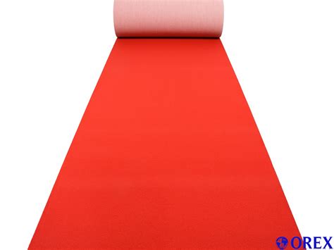 Teppiche nach maß sind auf zwei bis fünf zentimeter genau bestellbar. Roter teppich meterware