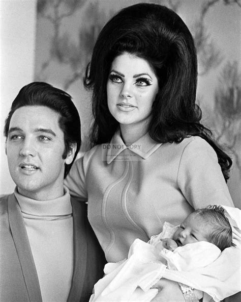 Elvis And Priscilla Presley Con La Bebé Recién Nacida Lisa Marie Etsy