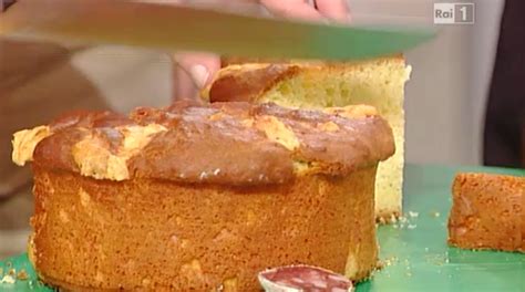 Una volta cotta la torta, ancora calda, tagliarla nel mezzo e farcirla con il prosciutto. Ricette Anna Moroni: torta al formaggio | Ultime Notizie Flash