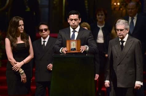 El homenaje a las cenizas del querido cantautor mexicano, juan gabriel, quien murió el 28 de agosto, me recordó el funeral típico mexicano. El multitudinario último adiós de México para Juan Gabriel ...