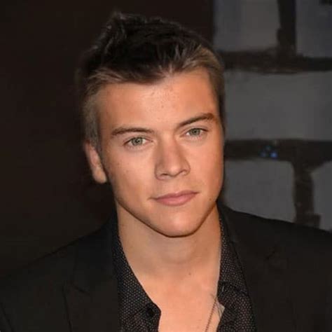 Harry styles has gone solo, ditching his teeny bopper pop anthems and appearing on the cover of rolling stone to cement his rise to the rank of proper musician. Harry Styles Haircut | Men's Hairstyles + Haircuts 2017