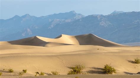 Download Wallpaper 2560x1440 Desert Hills Sand Nature Widescreen 16