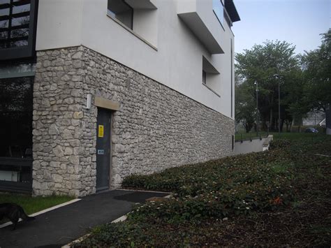 Slipform stone masonry is a method for making stone walls with the aid of formwork to contain the rocks and mortar while keeping the walls straight. Stone masonry built wall | Masonry, Stone masonry, Masonry ...