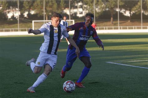 Clube desportivo cova da piedade, 28 ocak 1947'de 9 nisan 1914'te kurulan união piedense futebol clube ile sporting clube piedense'nin birleşmesi sonucu kuruldu. Liga Pro - CD Cova da Piedade - CD Nacional