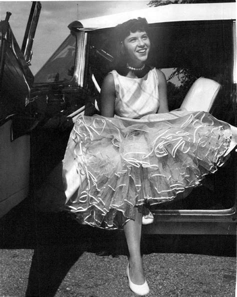 Why We Should All Wear Petticoats When Getting Out Of Oldtimers Nostalgie