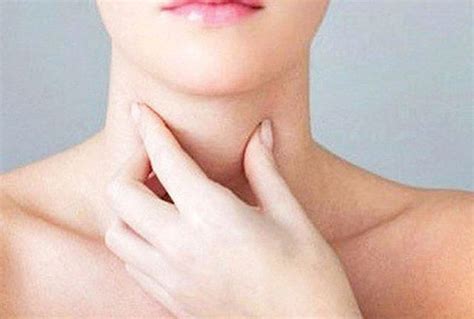 Triệu chứng bệnh ung thư tuyến giáp sớm. Ung thư tuyến giáp nên ăn gì và kiêng gì? | Vinmec