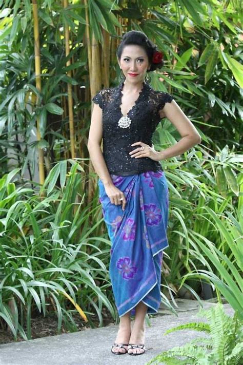 Keinginan itu terungkap saat berkonsultasi beberapa bulan sebelumnya untuk mempersiapkan konsep pakaian momen istimewa keluarga ini. Inspirasi Kebaya Bali Untuk Kondangan. Lure Module Instan untuk Mendekatkan Jodoh Kamu