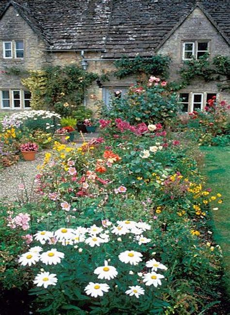 13 English Garden Front Yard Landscaping 2023