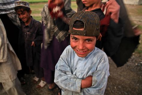 Kostenlose Foto Person Menschen Männlich Jung Soldat Kind Dreckig Ethnisch Lachen