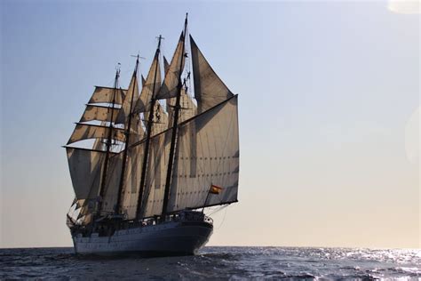 El Juan Sebastián De Elcano Da Todo Su Aparejo En Mitad Del Atlántico