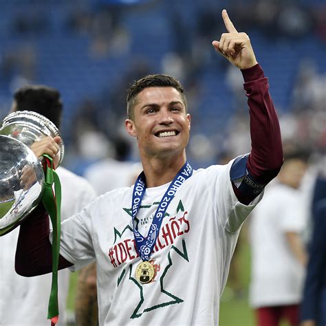 Die auszeichnung als fußballer des jahres wird in vielen ländern national vergeben. Cristiano Ronaldo ist Europas Fussballer des Jahres | 1815.ch
