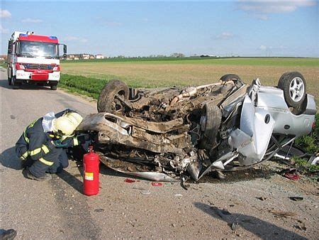 Nepříliš vážná nehoda dvou aut a autobusu na černém mostě zkomplikovala v pátek odpoledne dopravu v praze. Auto na střeše | POŽÁRY.cz - ohnisko žhavých zpráv ...