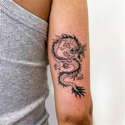People who get dragon tattoo inked are the type of people who want to get the things done at any cost. Tatuagem de dragão: 95 FOTOS e os significados desse ...