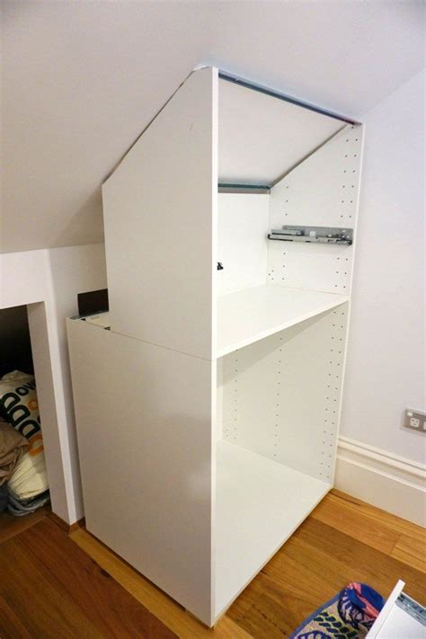 A raked ceiling creates odd spaces but it. The best under-eaves wardrobe hack yet (met afbeeldingen ...