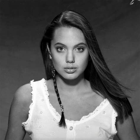 Анджелина джоли (angelina jolie) — знаменитая американская киноактриса, сценаристка, режиссер и фотомодель, обладательница премии «оскар» в категории «лучшая. Angelina Jolie (1990) | Maquillage angelina jolie ...