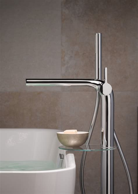 Weil die badewanne mit fliesen eingemauert ist, kann luftfeuchtigkeit nicht dort ansetzen, wo es schwierig wird, die es ist auch möglich, die diagonale der eckbadewanne mit fliesen um einen einige zentimeter zu erweitern, um eine sitzfläche oder eine ablage für handtücher zu bauen. Finde jetzt dein Traumbad. Wertvolle Tipps von der Planung ...