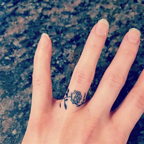 Embryo Schießen Verkäufer Ring Finger Tattoo Motive Genesen Lüster Sich Entwickeln
