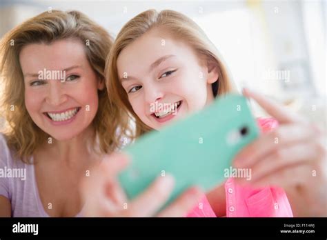 Madre E Hija Del Cáucaso Teniendo Selfies Con Teléfono Celular