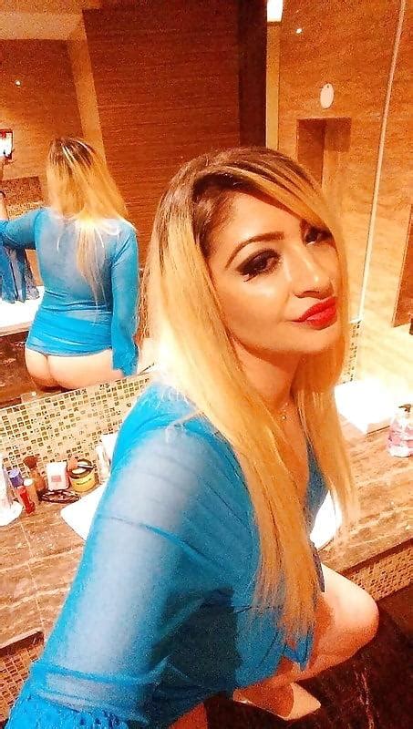 عارضة لبنانية جميلة وجذابة وهي تعرض صور ساخنة من هاتفها