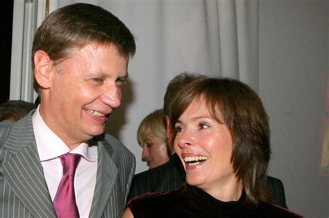 Jun 28, 2021 · günther jauch hat sich noch nicht impfen lassen, ewan mcgregor und mary elizabeth winstead haben ihr erstes gemeinsames kind, und cardi b gewährt einen kleinen einblick. Star-Moderator: Günther Jauch ist Einnahmekönig im ...