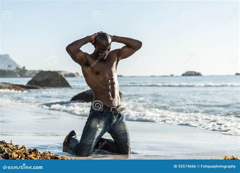 Homme De Couleur Africain De Torse Nu Sur La Plage Photo Stock Image Du Fuselage Ajustement