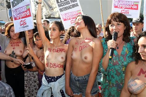 Photos Seins Nus Pour Protester Contre Coups De Fouet My Xxx Hot Girl