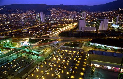 Panorámica Nocturna De La Ciudad De Medellín El Valle En Dónde Se Ubica