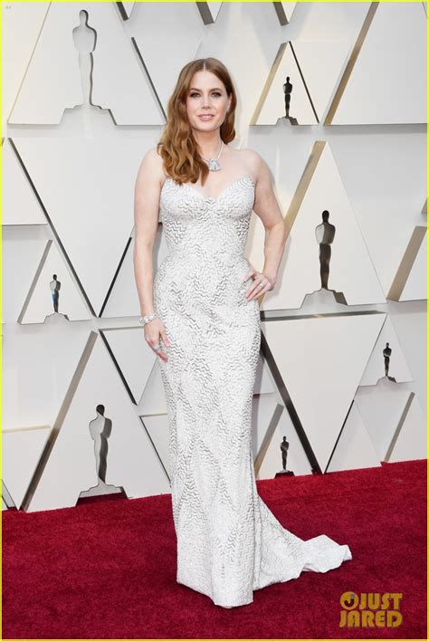 Amy Adams Walks Oscars 2019 Red Carpet Celebrates Her Sixth Academy