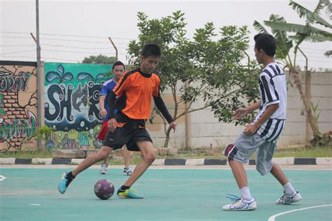 Gambar Orang Sedang Bermain Sepak Bola – kabarmedia.github.io