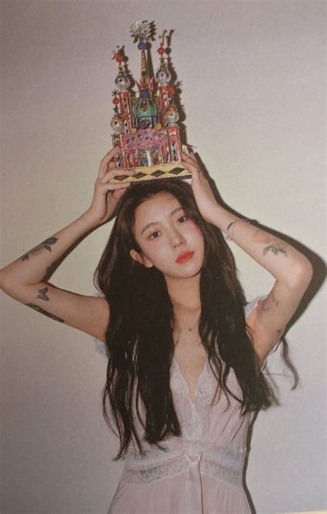 There are no artists who have been debuted directly under hybe, so this profile will be broken down into the various subsidiaries it owns. yerin baek에 있는 Nabilla님의 핀 | 80년대 스타일, 아름다운 유명인, 빈티지 패션 사진