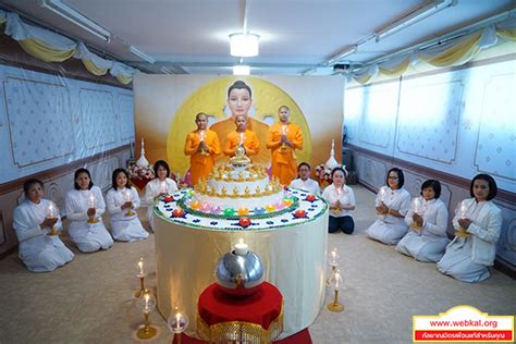 วันวิสาขบูชา ตรงกับวัน ขึ้น ๑๕ ค่ำ เดือน ๖ วันอัฏฐมีบูชา หรือ วันถวายพระเพลิงพระพุทธเจ้า ตรงกับ วันแรม ๘ ค่ำ แห่งเดือนวิสาขะ. สรุปข่าวประจำวัน : วัดพุทธไฮล์บรอนน์ จัดงานบุญวันวิสาขบูชา