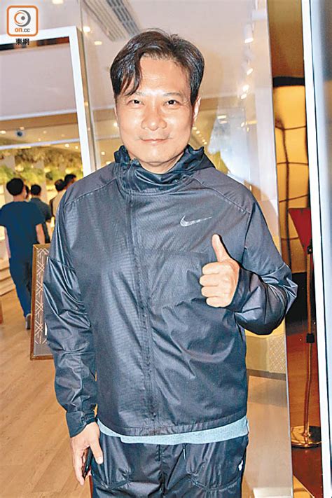 Wǒ hěn xiǎng bàba, māma. 錢嘉樂替身升呢 與許冠文鬥戲 - 東方日報