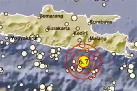 Berdasarkan data badan metereologi, klimatologi dan geofisika (bmkg) juanda, kota malang akan diguyur hujan dengan intensitas sedang tinggi. BMKG: Longsor dan Banjir Berpotensi Susul Gempa Malang - Tempo