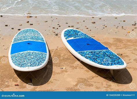 les paires de planches de surf se trouvent sur une plage sablonneuse image stock image du